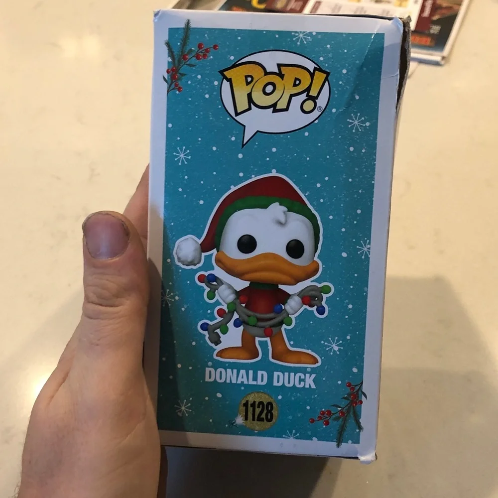 Funko Pop! Disney Donald Duck in Holiday Outfit